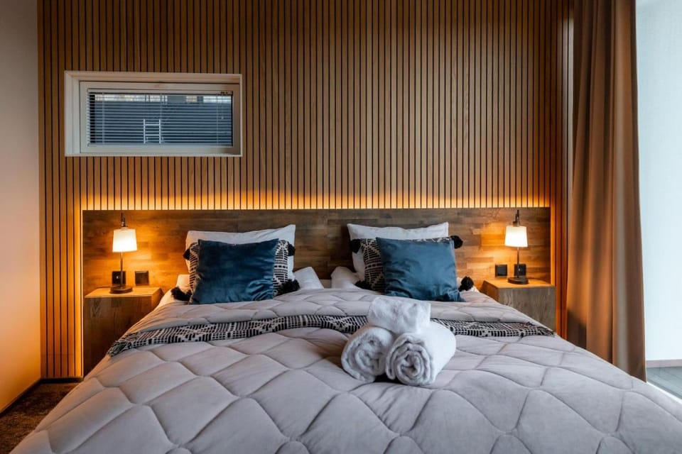 Bed, Photo of the whole room, Bedroom, towels