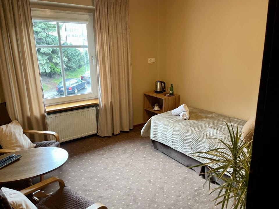 Bed, Photo of the whole room, Seating area, Bedroom