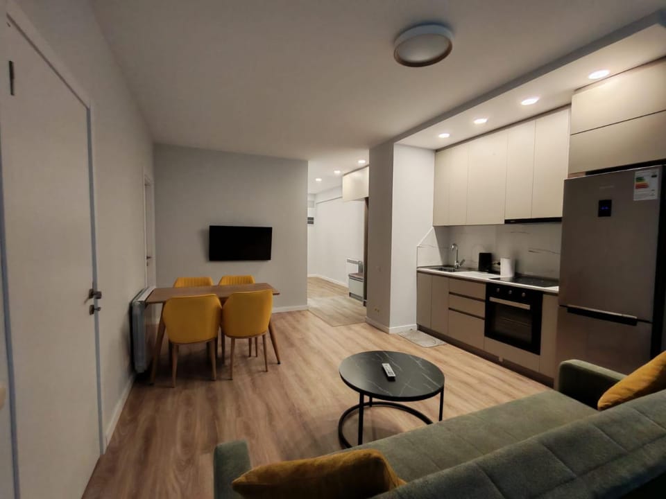 TV and multimedia, Kitchen or kitchenette, Living room, Seating area, Dining area