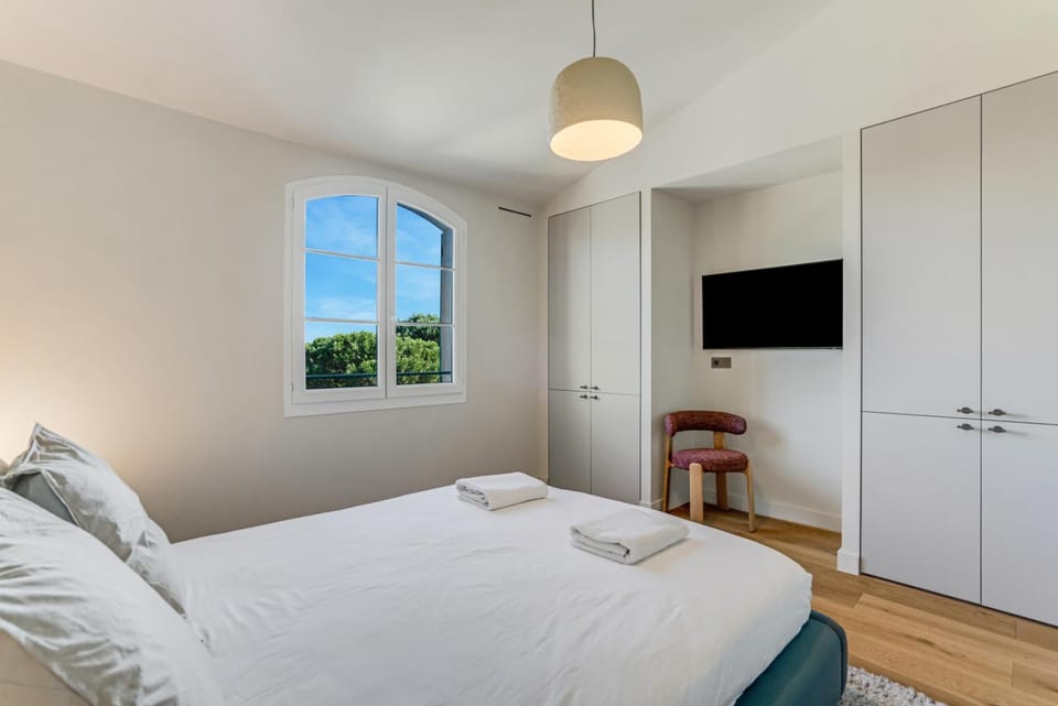 Bed, Bird's eye view, TV and multimedia, View (from property/room), View (from property/room), Photo of the whole room, Bedroom, towels, wardrobe