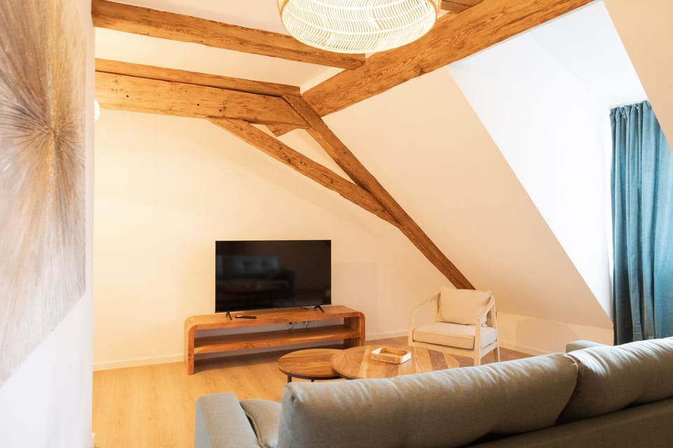 Communal lounge/ TV room, TV and multimedia, Living room, Seating area, Evening entertainment