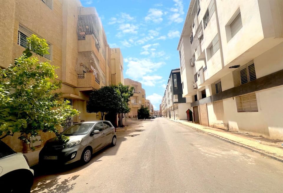 Property building, Day, Neighbourhood, City view, Street view, Location, Parking