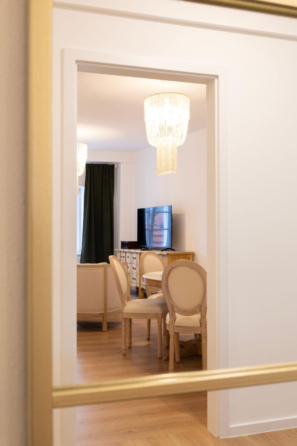 TV and multimedia, Living room, Seating area, Dining area