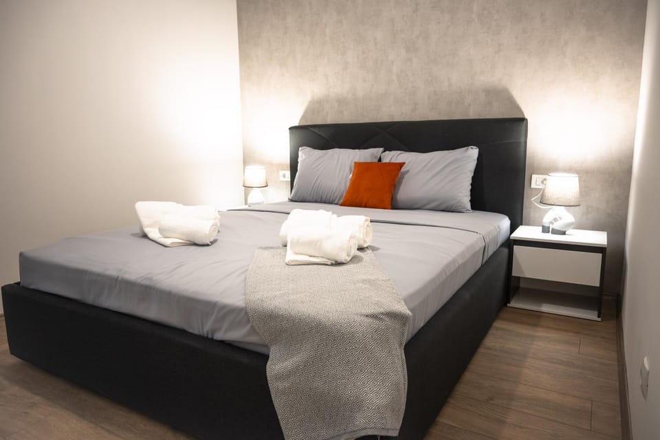 Bedroom, towels