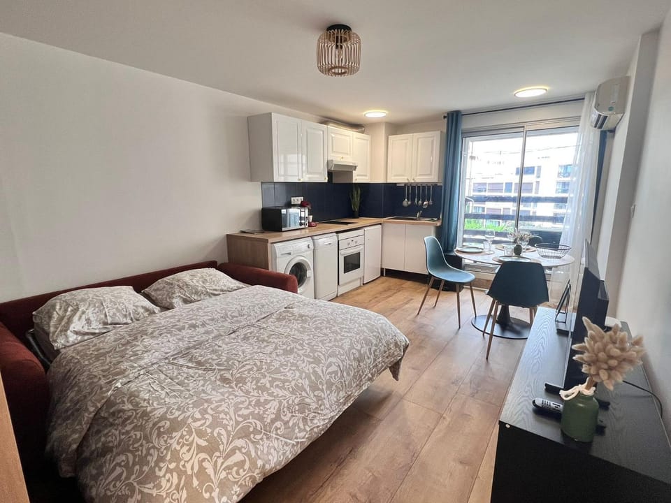 Bed, Living room, Photo of the whole room, Dining area, oven, stove
