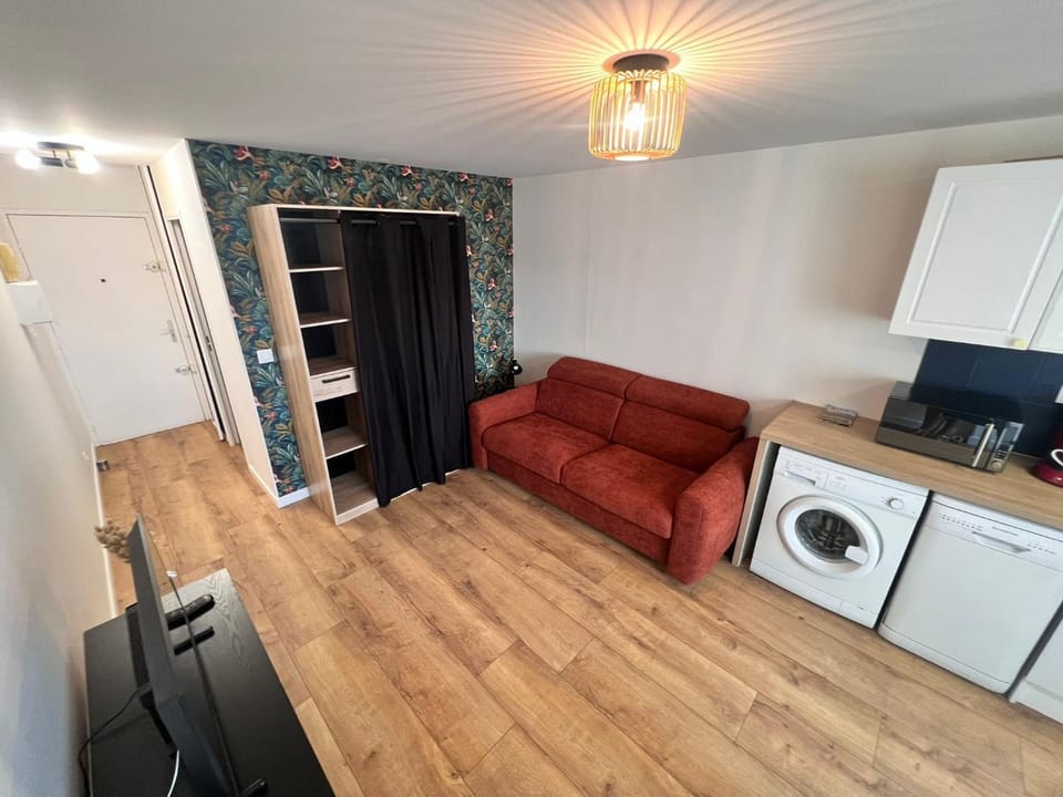 Kitchen or kitchenette, Seating area, oven, stove, wardrobe