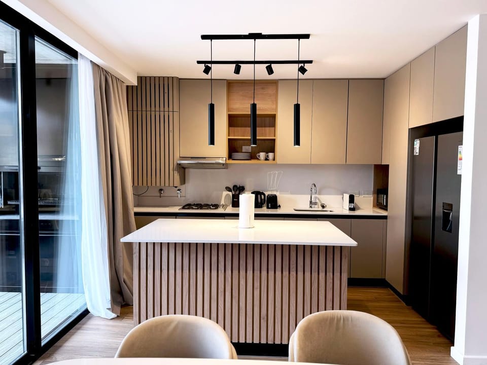Kitchen or kitchenette, minibar, stove