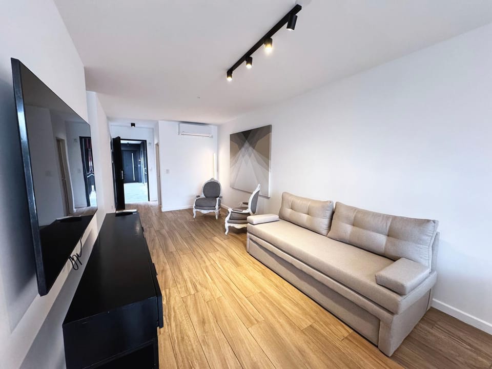 Communal lounge/ TV room, TV and multimedia, Living room, Seating area, Evening entertainment