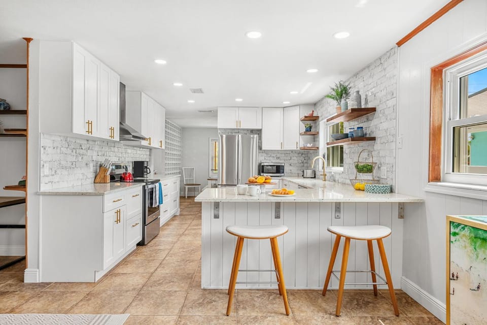 Kitchen or kitchenette, Dining area, oven