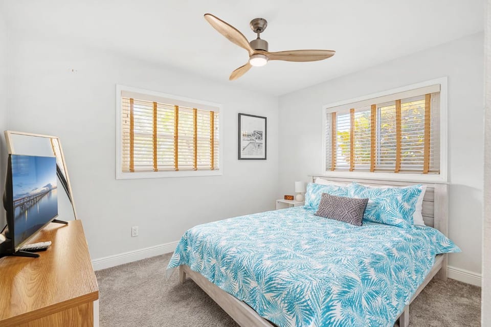 Bed, TV and multimedia, Photo of the whole room, Bedroom