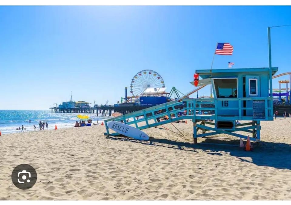 Walk to Santa Monica Beach Pier Boardwalk Venice Apartment in Santa Monica