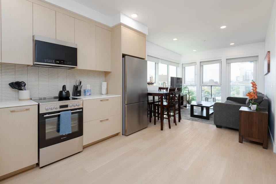 Walk to Santa Monica Beach Pier Boardwalk Venice Apartment in Santa Monica