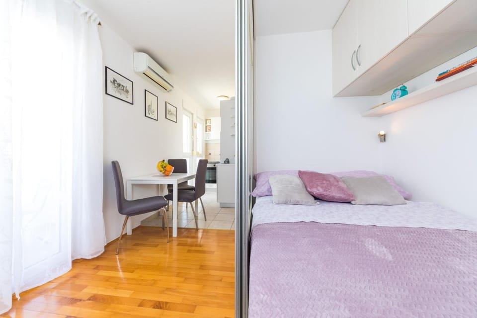 Bed, Dining area, Bedroom