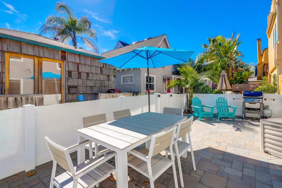 Steps to Bay & Beach, Rooftop Deck, Fire Pit, AC, Garage, Views House in Mission Beach