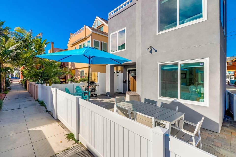 Steps to Bay & Beach, Rooftop Deck, Fire Pit, AC, Garage, Views House in Mission Beach