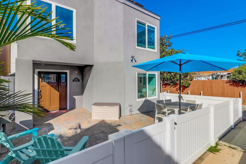 Steps to Bay & Beach, Rooftop Deck, Fire Pit, AC, Garage, Views House in Mission Beach