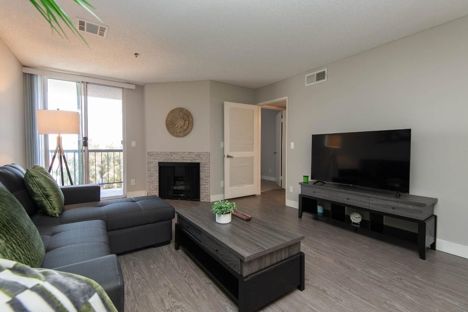 Stylish 2BR Apt with Rooftop Pool & Hollywood Views Apartment in Hollywood