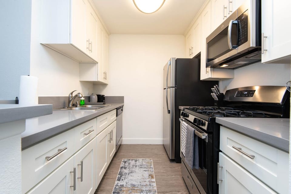 Stylish 2BR Apt with Rooftop Pool & Hollywood Views Apartment in Hollywood