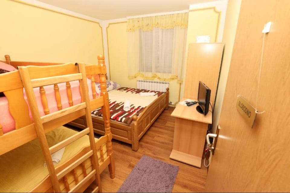 Bed, TV and multimedia, Bedroom, bunk bed