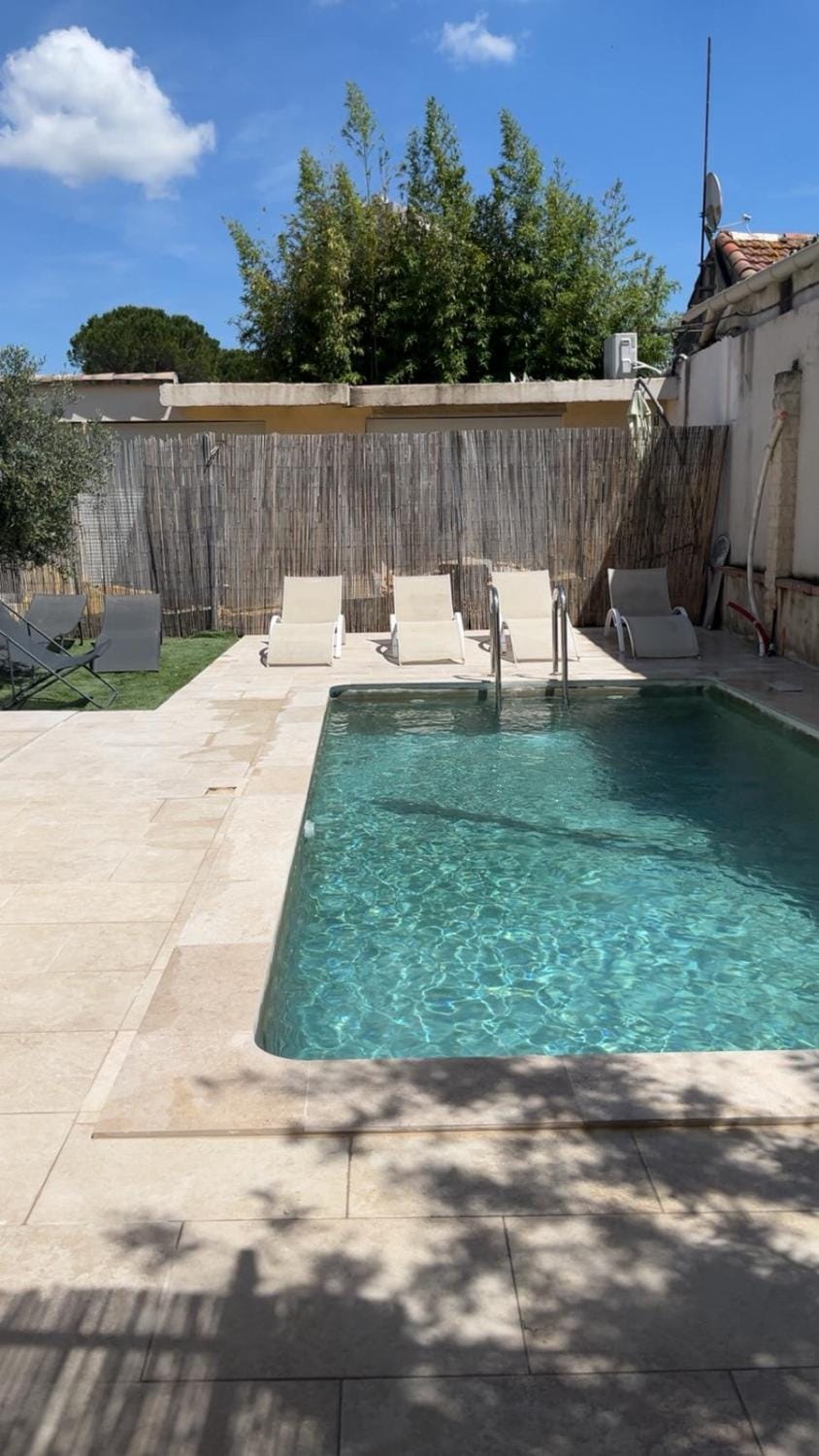 Maison Villa Nimes 4 Chambres, Piscine et 2 places parkings privés fermés House in Nimes