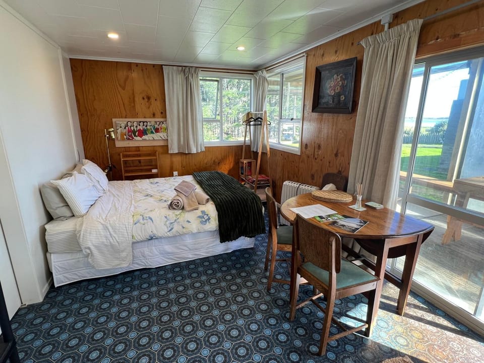 Bed, Dining area, Bedroom