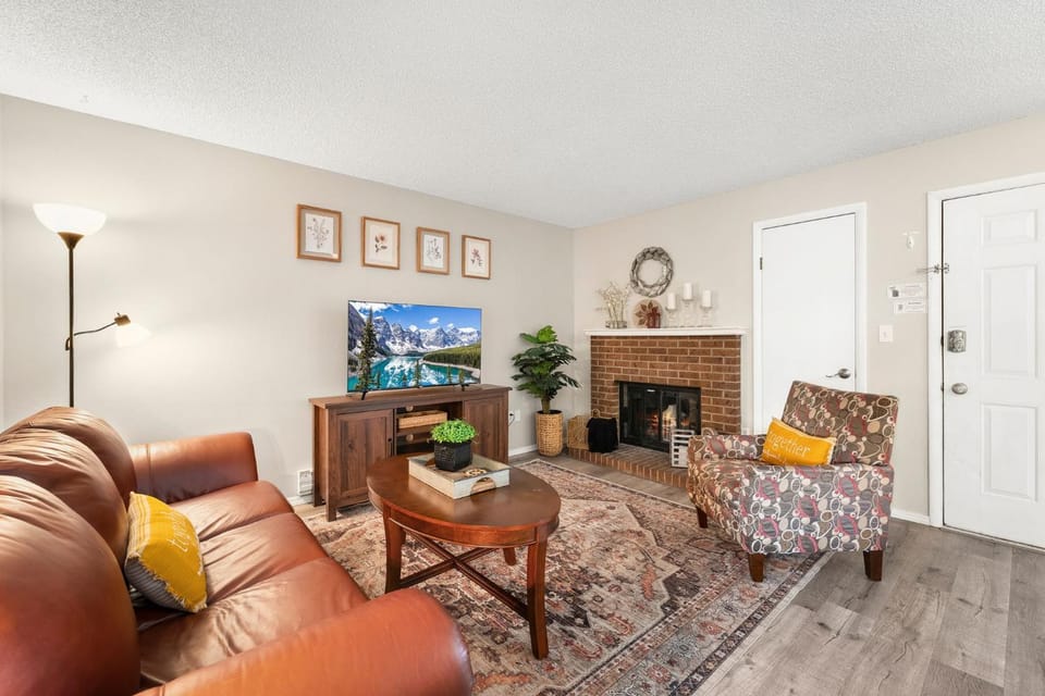 Campus West Nest - King Bed, Walk to CSU House in Fort Collins