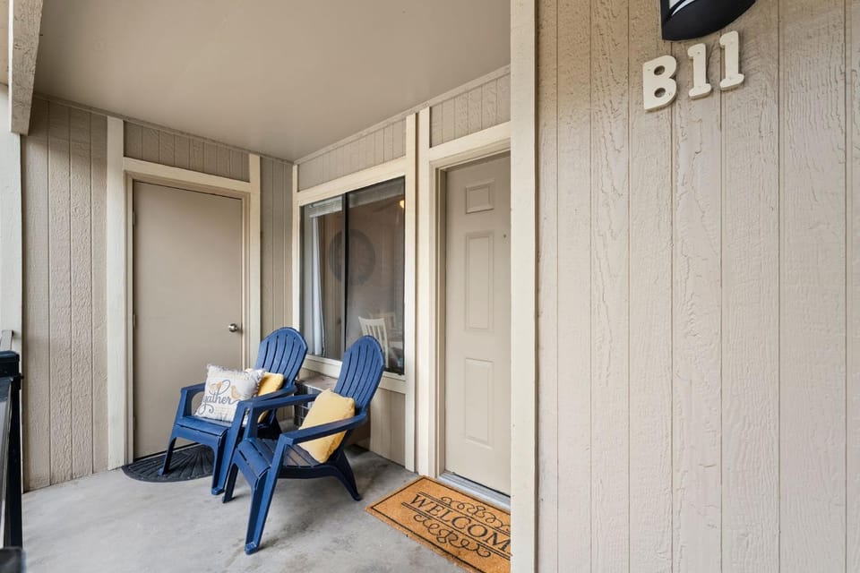 Campus West Nest - King Bed, Walk to CSU House in Fort Collins