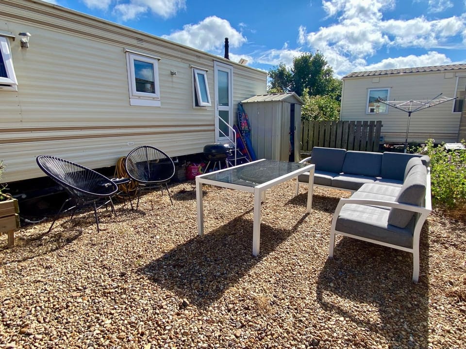 Property building, Spring, Day, Seating area, sunbed