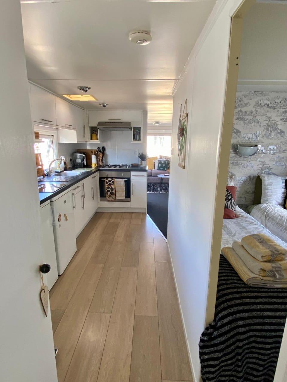 Kitchen or kitchenette, oven, pet friendly, stove