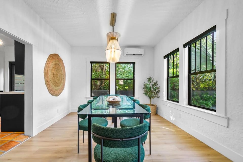 Hacienda Flamingo Unit 1 - Spacious Designer Flat with Sunroom & Style Apartment in West Palm Beach