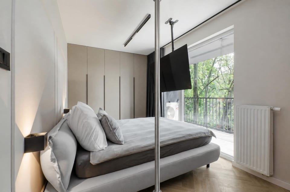Bed, TV and multimedia, Photo of the whole room, Bedroom