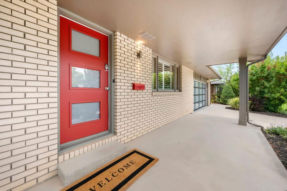 The Foundry Escape - Hot Tub, Bikes & Game Room House in Loveland