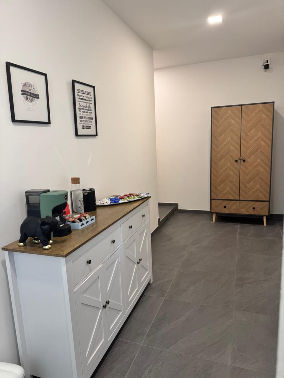 Kitchen or kitchenette, minibar