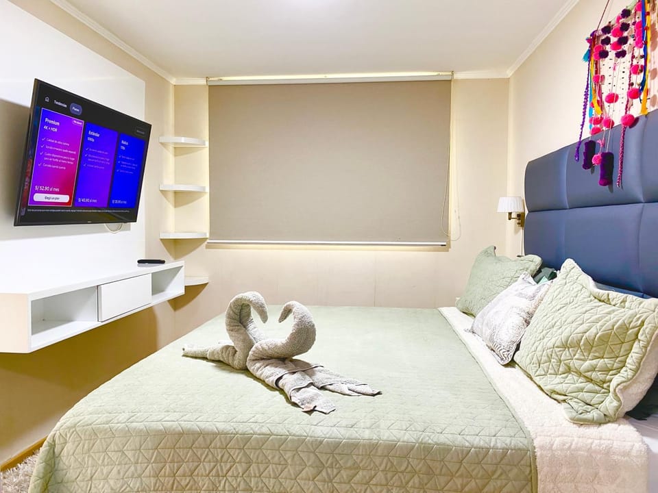 Bed, TV and multimedia, Photo of the whole room, Bedroom, towels