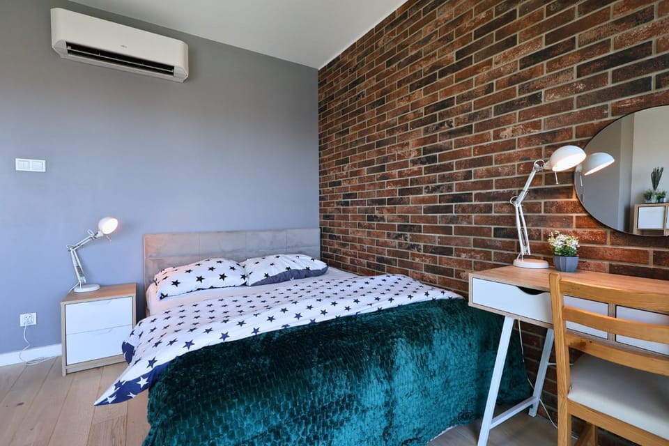 Bed, Photo of the whole room, Seating area, Bedroom, air conditioner
