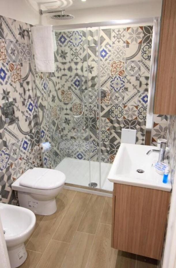 Shower, Toilet, Bathroom, bidet, towels