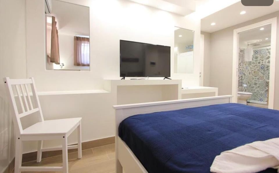 Bed, TV and multimedia, Photo of the whole room, Bedroom, towels
