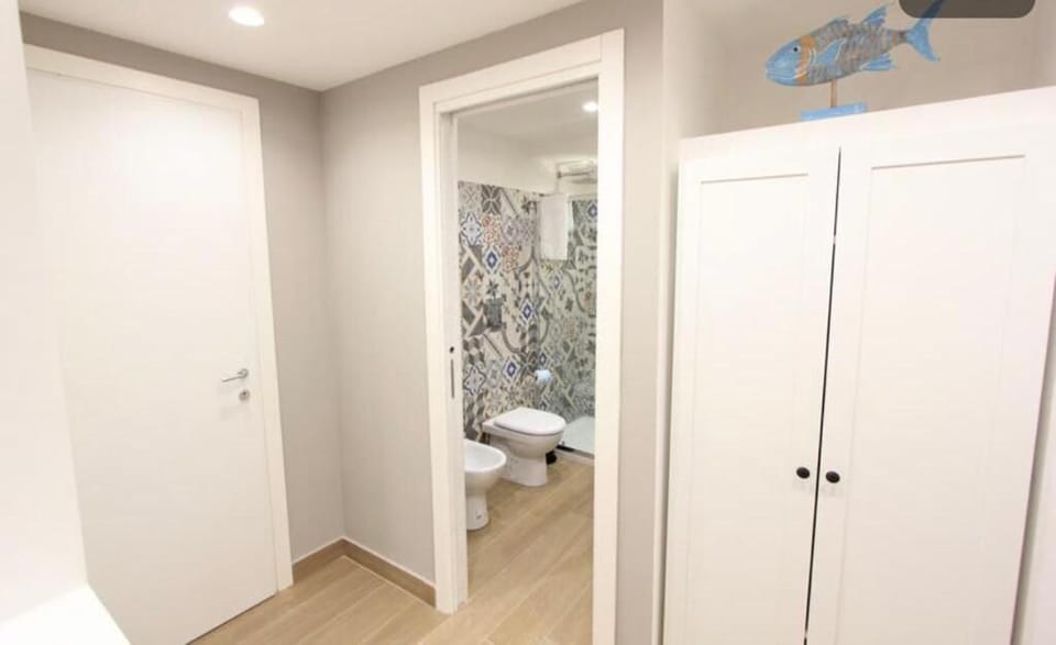 Shower, Toilet, Bathroom, bidet, towels