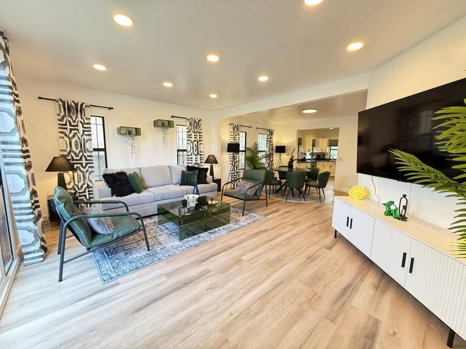 Modern Duplex with 6 beds and Sofa bed in Miracle Mile Longwood Hotel in San Fernando Valley