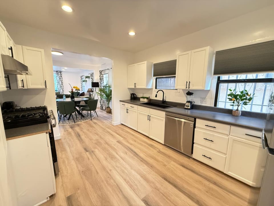 Modern Duplex with 6 beds and Sofa bed in Miracle Mile Longwood Hotel in San Fernando Valley