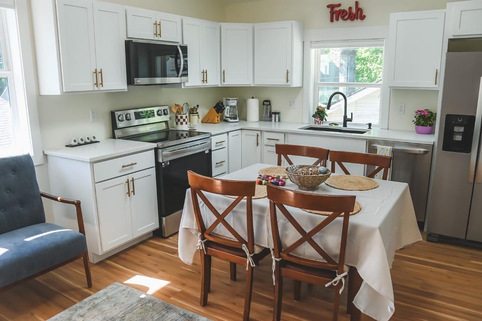 Kitchen or kitchenette, Dining area