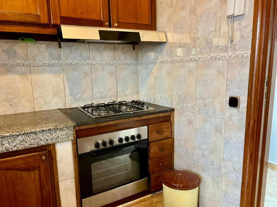 Kitchen or kitchenette, minibar