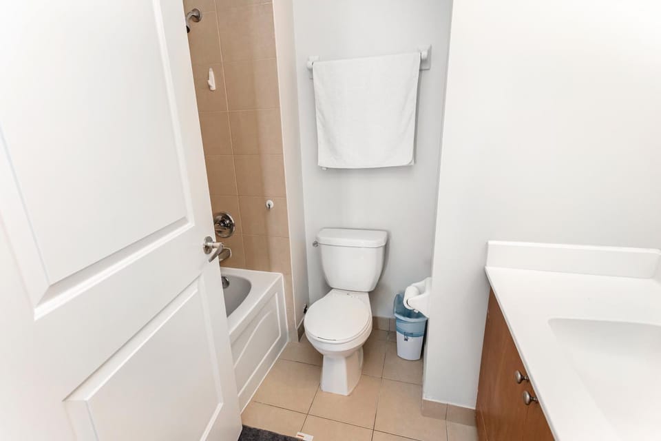 Lavish 2BR 2Bath Condo Steps to Square One Mall Apartment in Mississauga