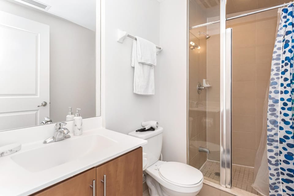 Lavish 2BR 2Bath Condo Steps to Square One Mall Apartment in Mississauga
