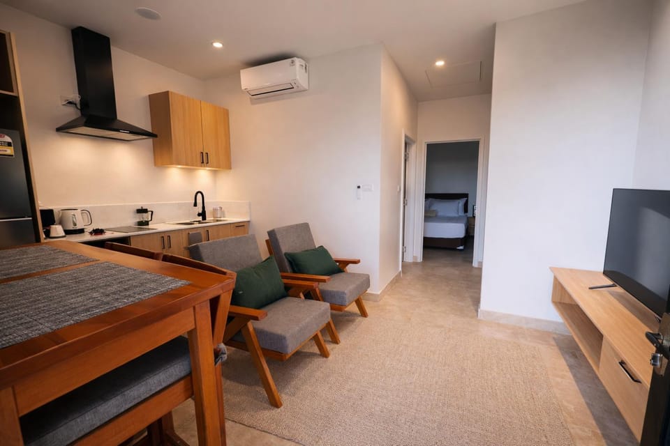 Communal lounge/ TV room, TV and multimedia, Kitchen or kitchenette, Living room, Seating area, Dining area, Evening entertainment, oven, stove, air conditioner