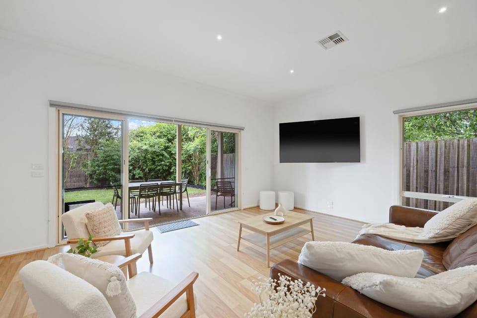 Garden, TV and multimedia, Living room, Seating area, Evening entertainment, Garden view
