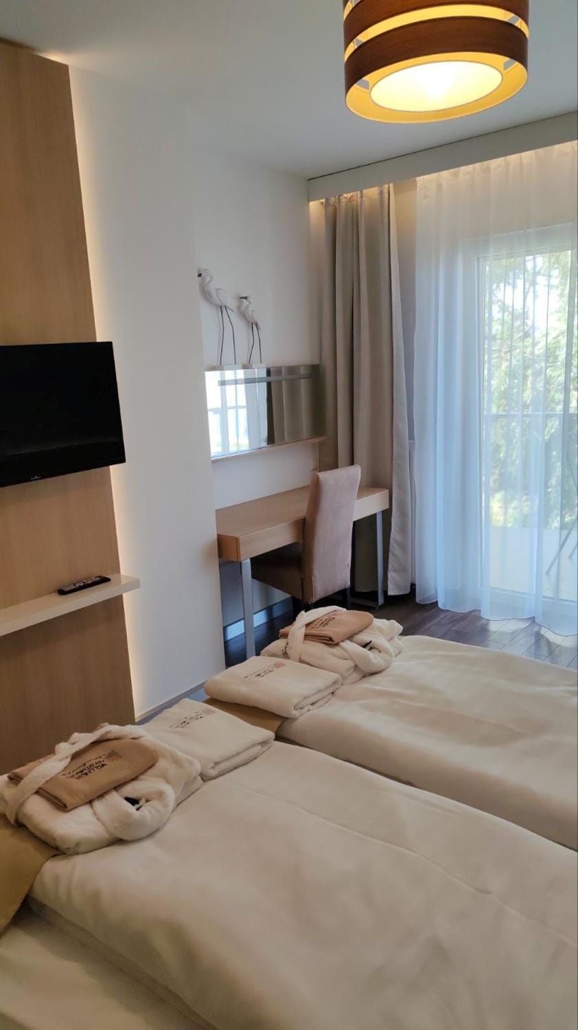 Bed, TV and multimedia, Photo of the whole room, Bedroom, towels