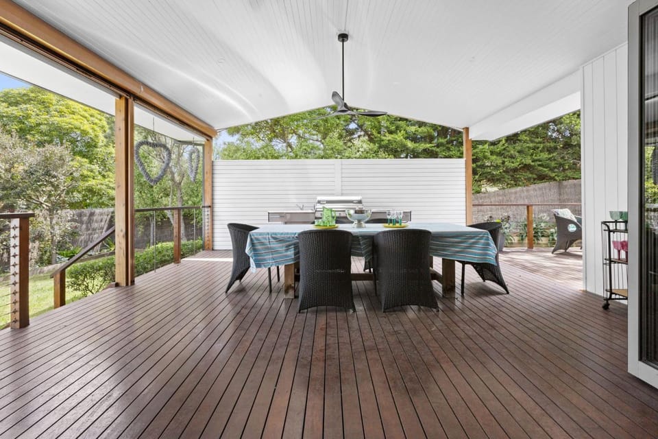 Peninsula Alfresco Beach Retreat House in Melbourne