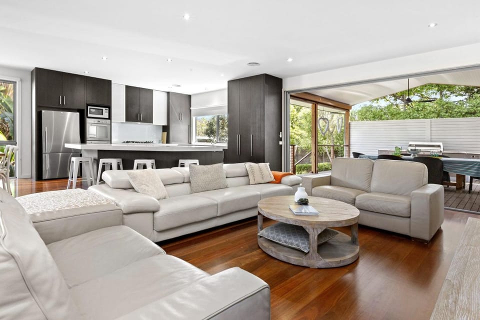 Peninsula Alfresco Beach Retreat House in Melbourne