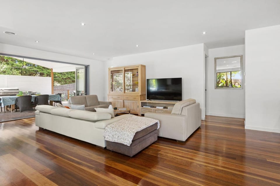 Peninsula Alfresco Beach Retreat House in Melbourne